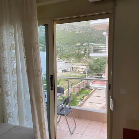 Antonis מלון Himare Fshat
